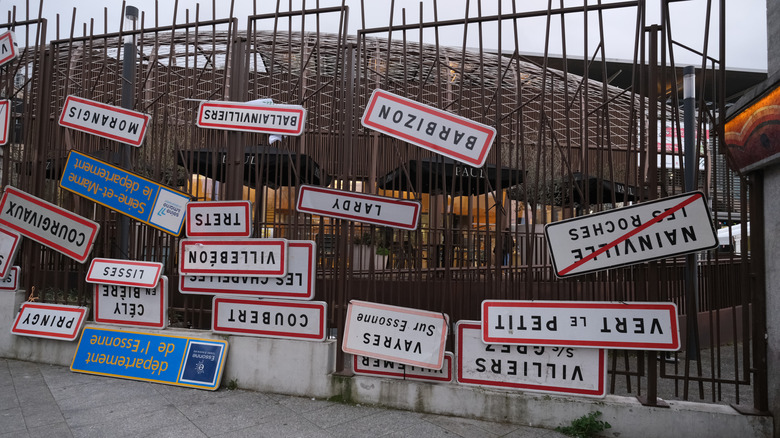 Les panneaux à la hausse des panneaux de route comme une forme de protestation d'agriculteurs