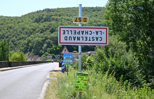 Pourquoi pourriez-vous voir des panneaux routiers à l'envers dans certains villages français