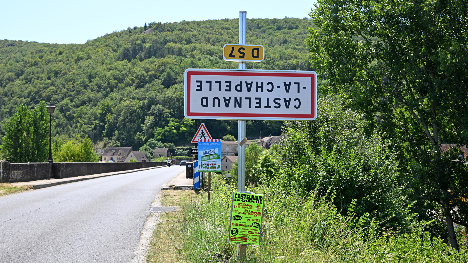 Pourquoi pourriez-vous voir des panneaux routiers à l'envers dans certains villages français