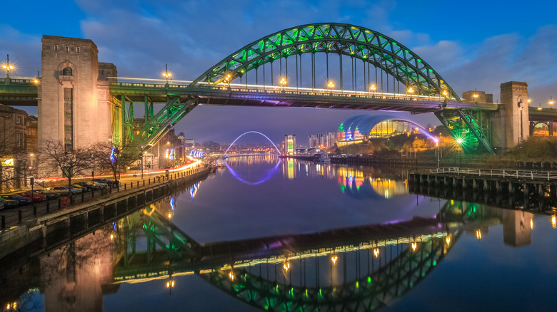Tyne Bridge at Night s'est allumé à Newcastle, en Angleterre