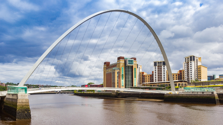 Millenium Bridge sur la rivière Tyne et Baltic Center for Contemporary Art à Newcastle, Royaume-Uni
