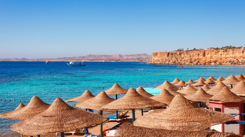 Le sommet des parapluies de paille dans une station balnéaire de Sharm El-Sheikh, Rouge Rouge Riviera, Égypte