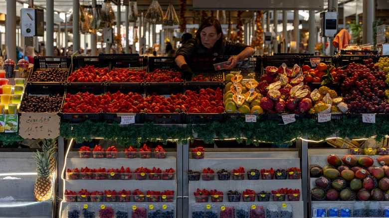 Un vendeur portugais affiche des fruits et légumes frais à son stand