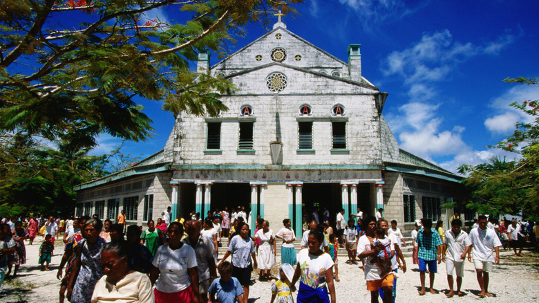 Des gens rassemblés à l'extérieur d'une église à Tawara, Kiribati