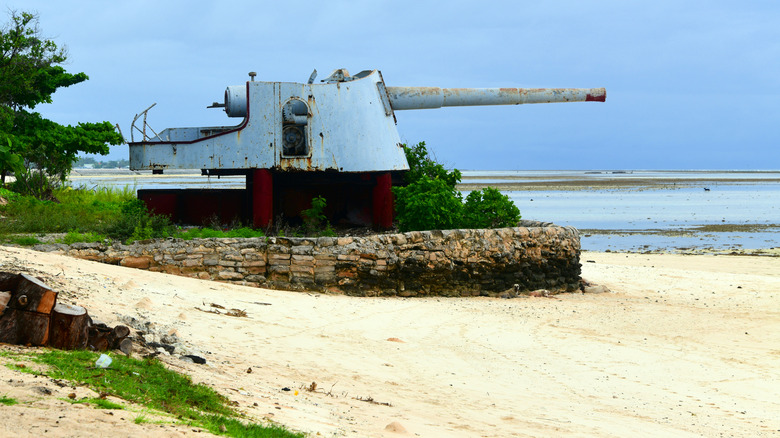 Un pistolet d'artillerie abandonné de la Seconde Guerre mondiale sur une plage à Kiribati