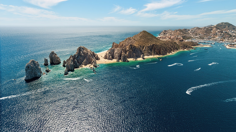 Une vue aérienne des arches de Cabo San Lucas et des plages environnantes.