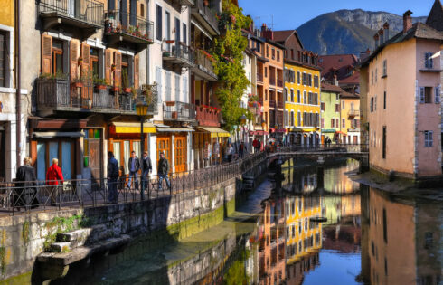 La charmante «Venise des Alpes» de la France est une alternative plus abordable à Paris avec une vue pittoresque