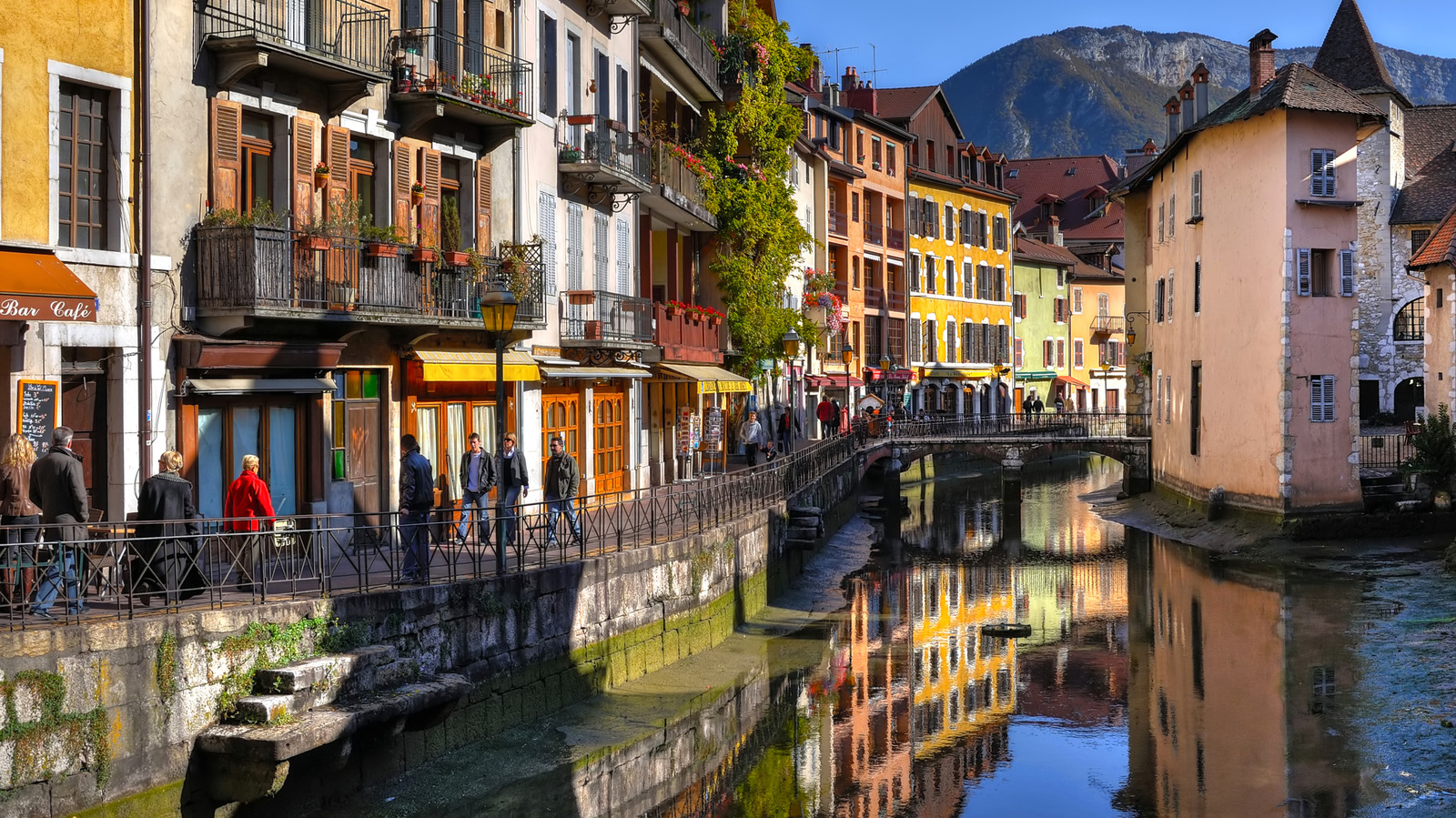 La charmante «Venise des Alpes» de la France est une alternative plus abordable à Paris avec une vue pittoresque