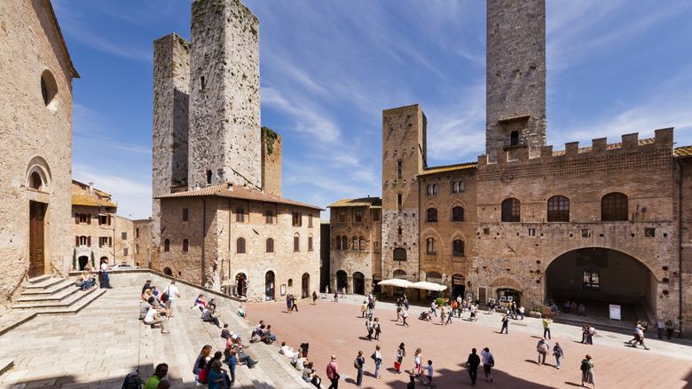 Touristes sur la Piazza del Duomo San Gimignano, Italie