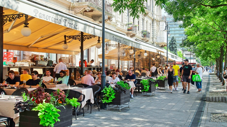 Restaurant près du Danube à Budapest, Hongrie
