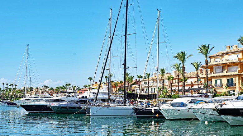 Bateaux de plaisir dans la marina de la Sotogrande Marina