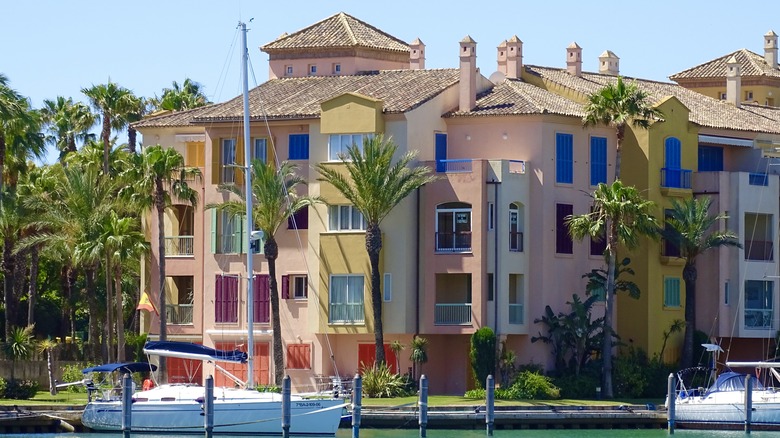 Maisons colorées au bord de l'eau à Sotogrande, Espagne