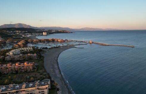 Situé sur la côte sud de l'Espagne est une évasion isolée avec un golf d'élite et une marina préférée de célébrités