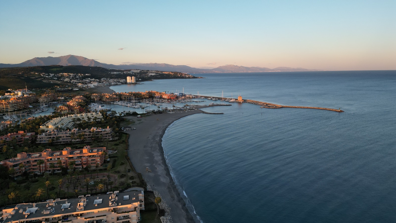 Situé sur la côte sud de l'Espagne est une évasion isolée avec un golf d'élite et une marina préférée de célébrités