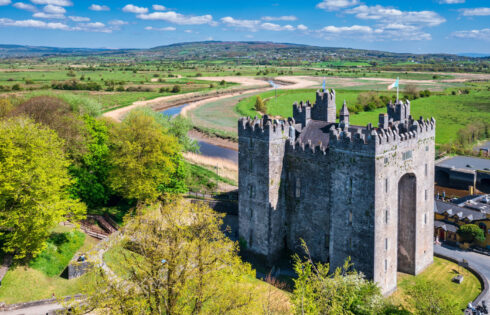 Le château médiéval le plus complet et authentique d'Irlande propose des banquets uniques et un parc folklorique interactif