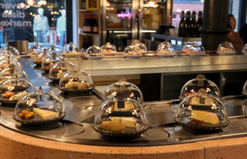 Le seul tapis roulant du fromage de Londres sert un défilé de délices et de vin artisanaux parfaitement jumelés