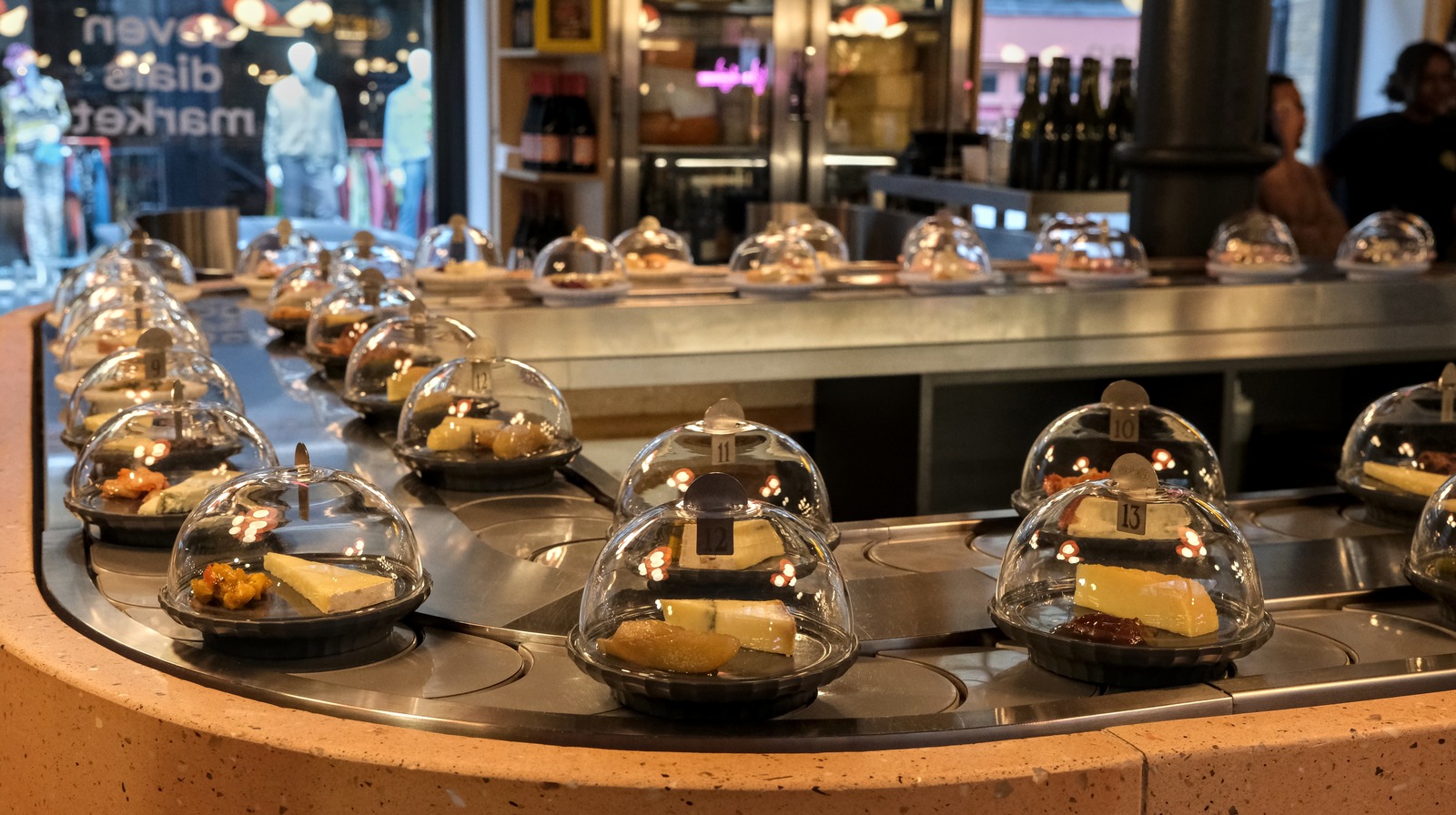 Le seul tapis roulant du fromage de Londres sert un défilé de délices et de vin artisanaux parfaitement jumelés