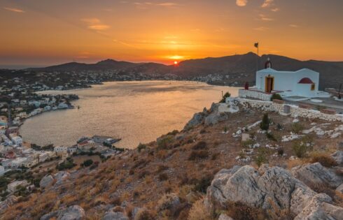 Cette île grecque sous-estimée offre des influences italiennes, des plages cachées et un charme de mer de mer série serein