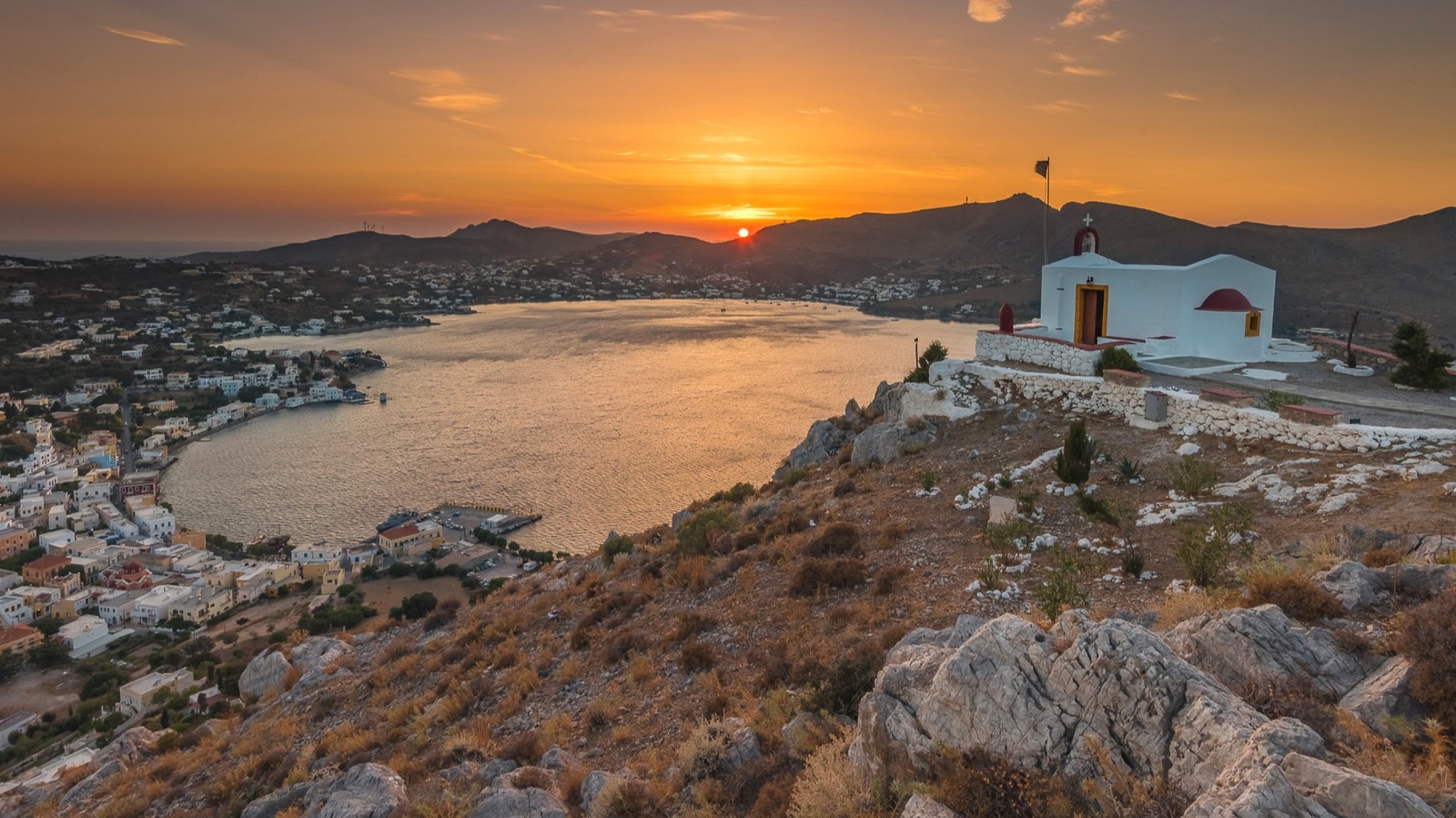 Cette île grecque sous-estimée offre des influences italiennes, des plages cachées et un charme de mer de mer série serein