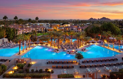 Caché au pied de l'Arizona Camelback Mountain est une élégante station balnéaire avec des piscines et des repas spécialisés