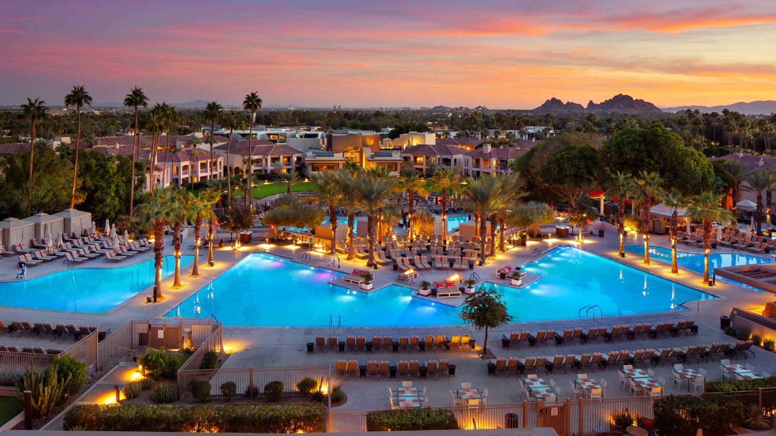 Caché au pied de l'Arizona Camelback Mountain est une élégante station balnéaire avec des piscines et des repas spécialisés