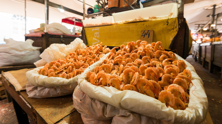 Crevettes séchées dans des sacs à Ver-O-Peso à Belém, Brésil