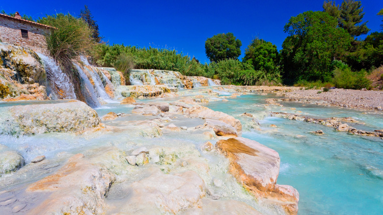 Les piscines thermiques bleu vif de Cascate del Mulino à Saturnia, Italie