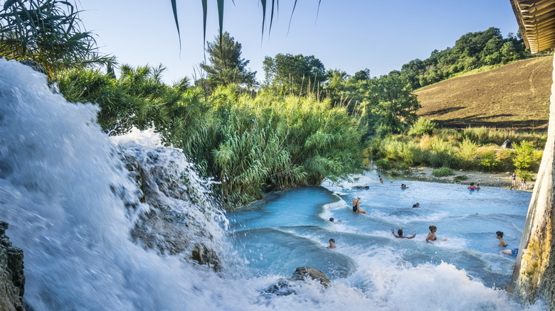 Les gens se baignent dans les piscines en terrasses de Cascate del Mulino à Saturnia, Italie