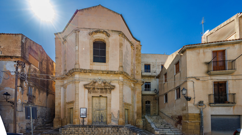 Une rue bordé de maisons siciliennes dans la vieille ville de Salemi, en Italie,