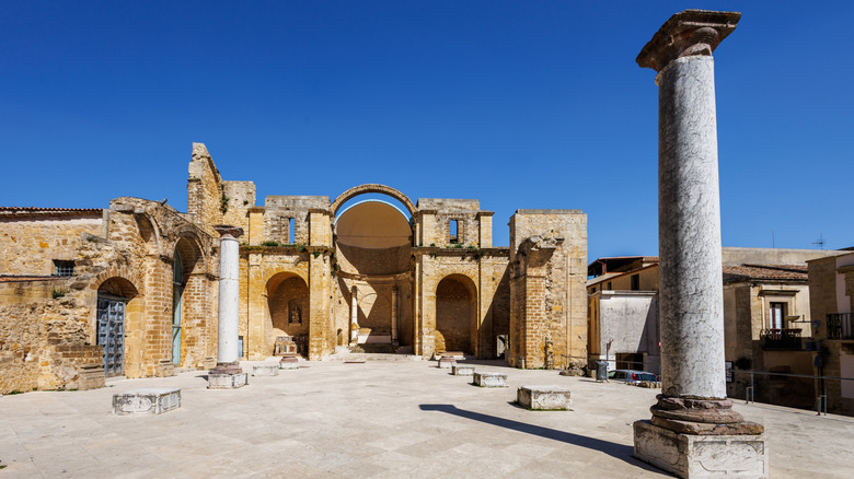 Un château médiéval à Salemi, en Italie, par une journée ensoleillée