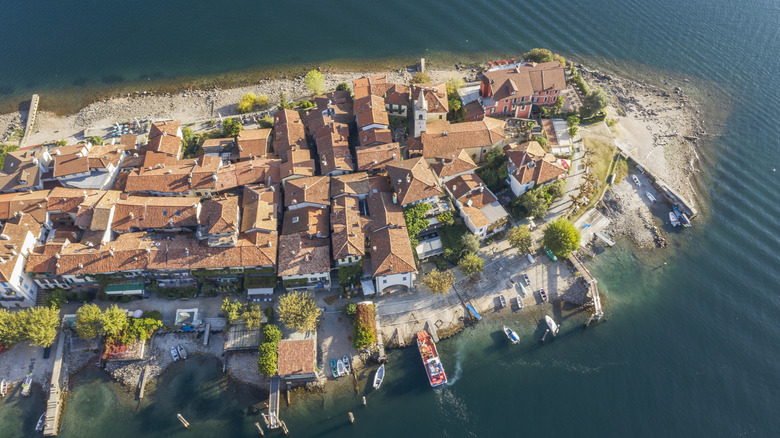 Une vue aérienne d'isola dei pescatori