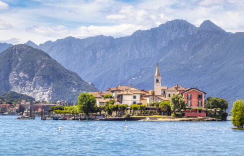Une petite île de conte de fées sur le lac Maggiore italien a des restaurants de fruits de mer romantiques et des séjours isolés