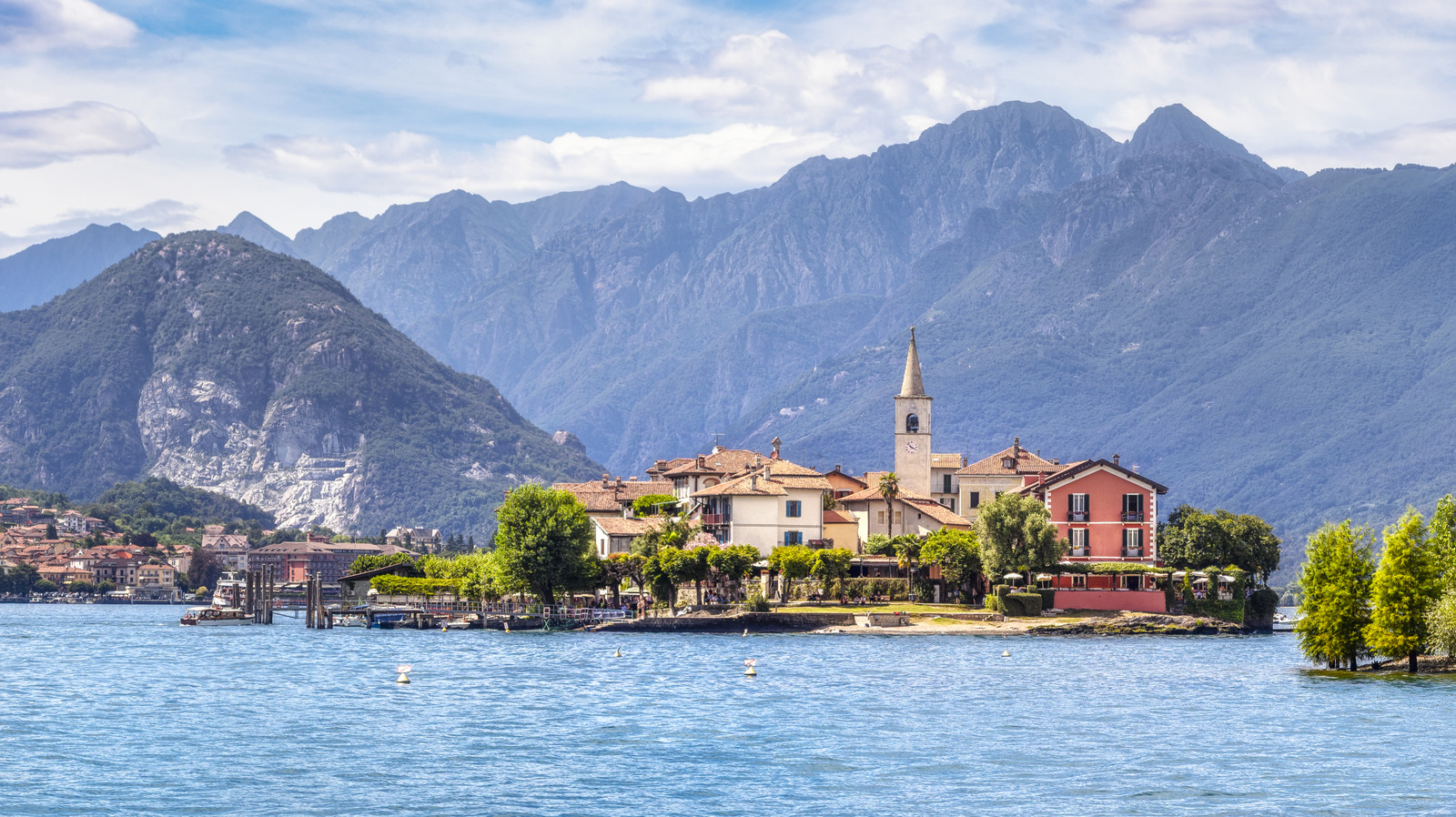 Une petite île de conte de fées sur le lac Maggiore italien a des restaurants de fruits de mer romantiques et des séjours isolés