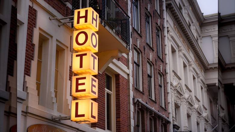 panneau d'hôtel illuminé à l'extérieur des bâtiments en briques