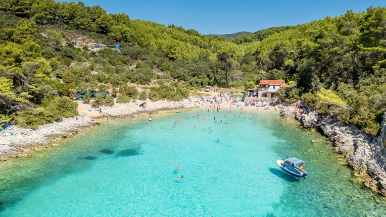 Eaux turquoise de la plage de Zitna à Korcula, Croatie.