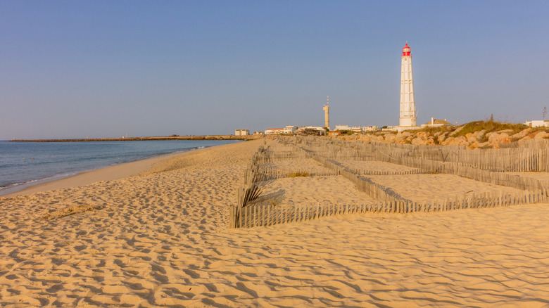 Cabo de Santa Maria Lighthouse vu depuis la plage isolée de Farol