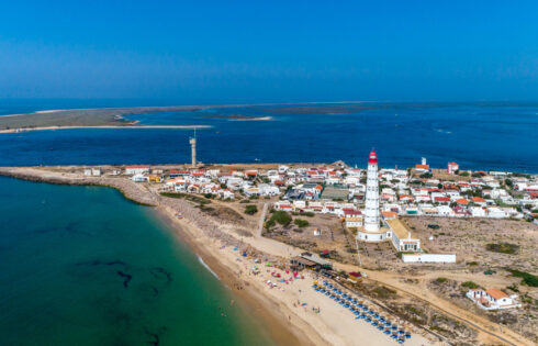 Une île scintillante dans l'algarve ensoleillé du Portugal a des plages de sable de sucre vierges uniquement accessibles par bateau