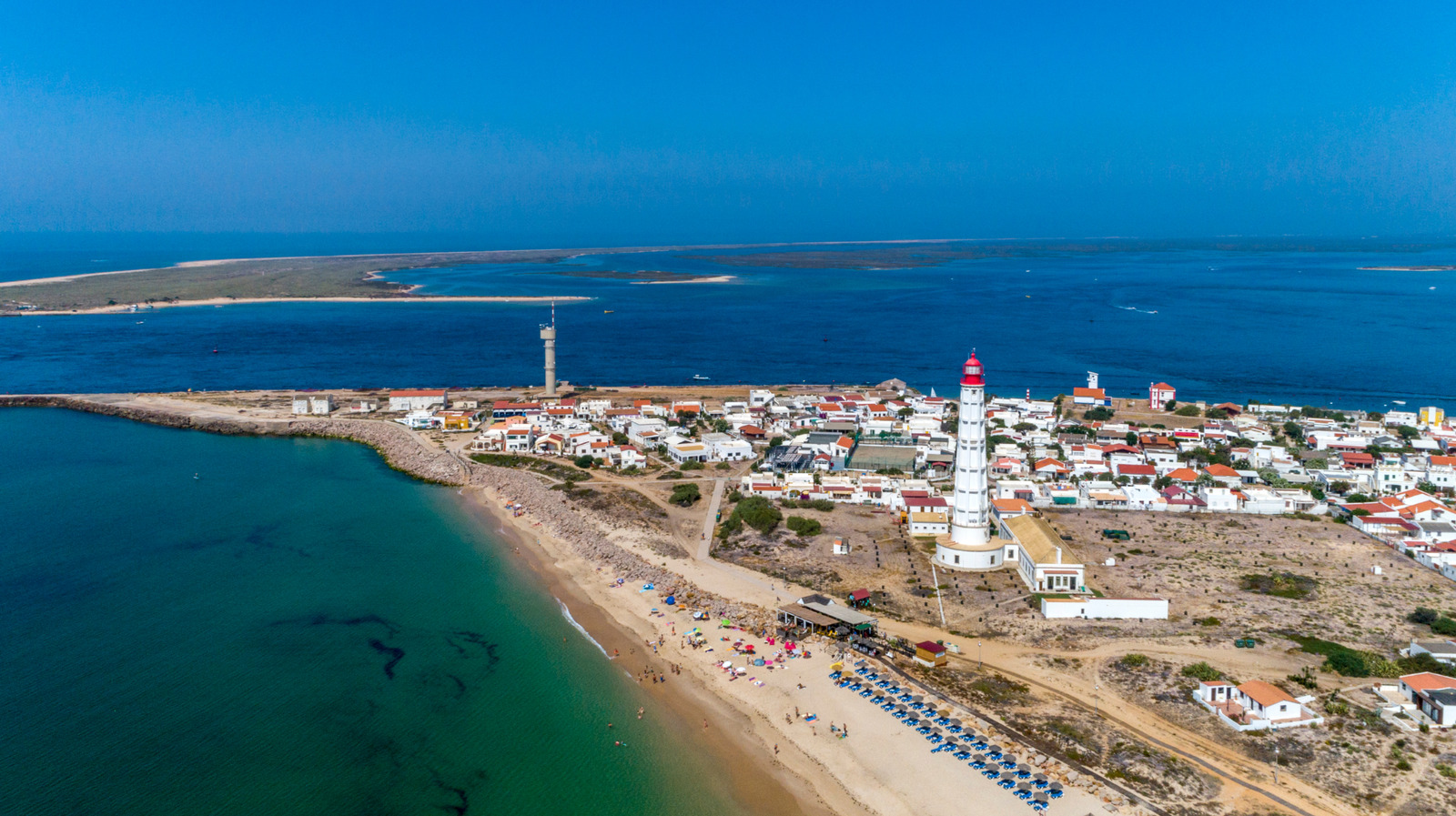 Une île scintillante dans l'algarve ensoleillé du Portugal a des plages de sable de sucre vierges uniquement accessibles par bateau