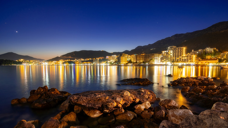 Le littoral de Budva, Monténégro, illuminé pendant la soirée