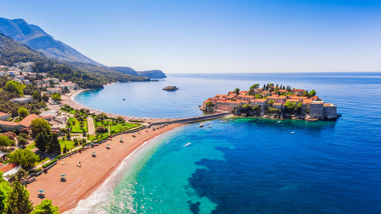 L'îlot Sveti Stefan sur les rives de Budva, Monténégro, vu d'en haut