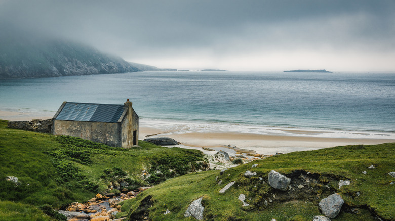 Une vieille maison en pierre dans le fond de la mer d'une île irlandaise