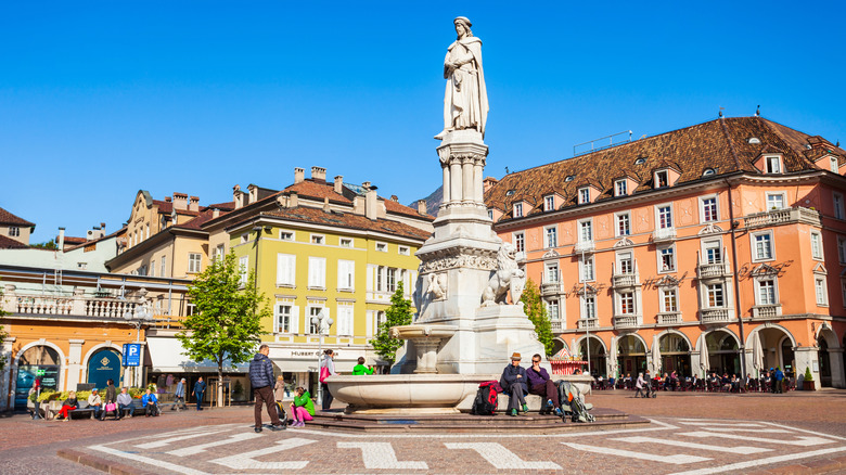 Les touristes assis à Piazza Walther Platz, Bolzano.