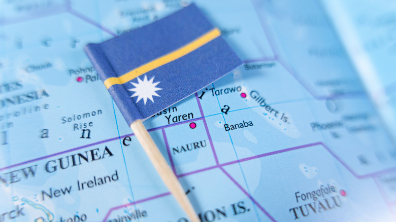Drapeau de Nauru sur la carte de Nauru et d'autres îles du Pacifique