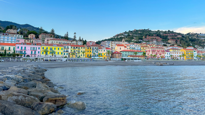 Les maisons colorées bordent le rivage à Ospedaletti