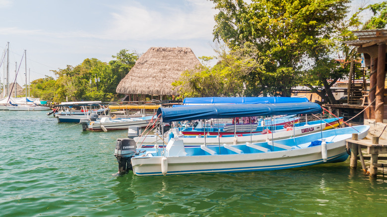 Bateaux sur la rivière Rio Dulce