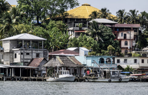 Caché sur la côte du Guatemala est une ville originale et sous le radar avec une culture caribéenne dynamique