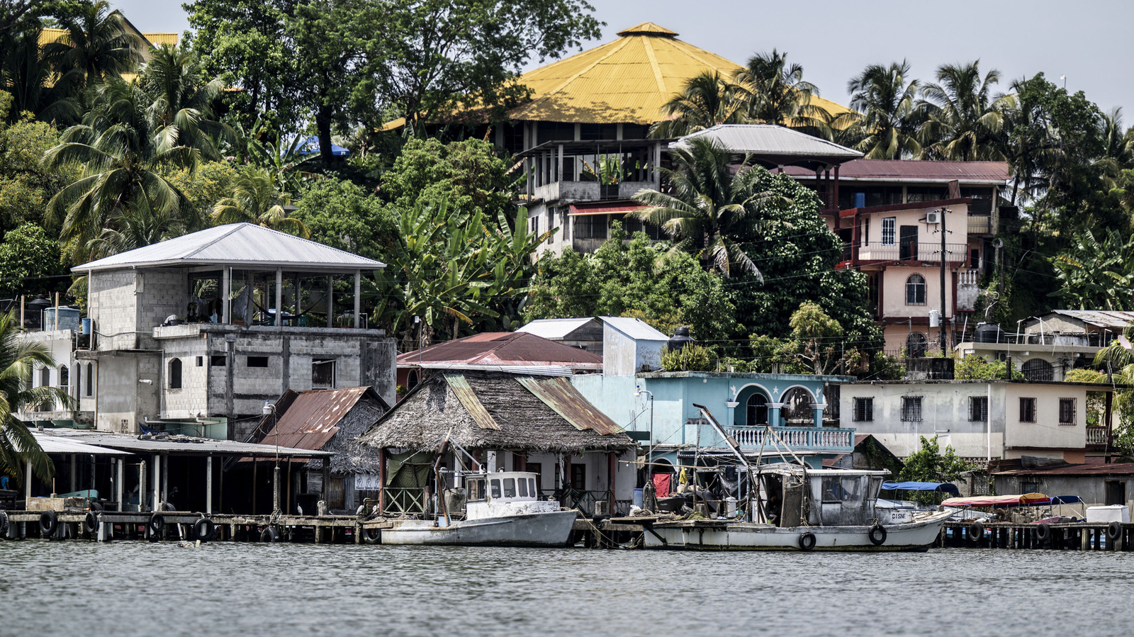 Caché sur la côte du Guatemala est une ville originale et sous le radar avec une culture caribéenne dynamique