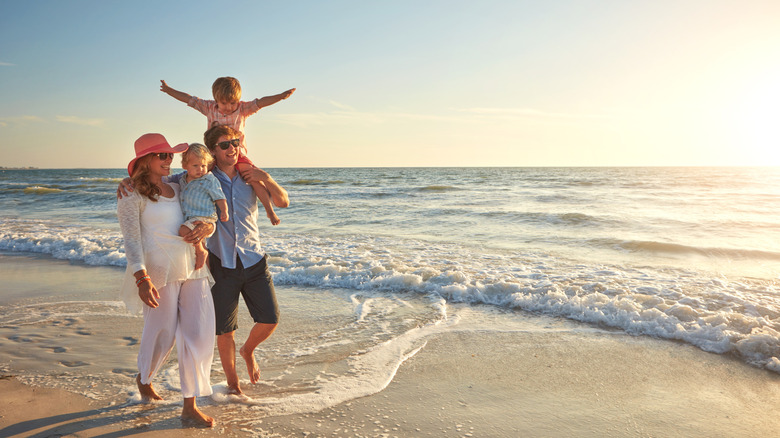 Une famille en vacances sur la plage