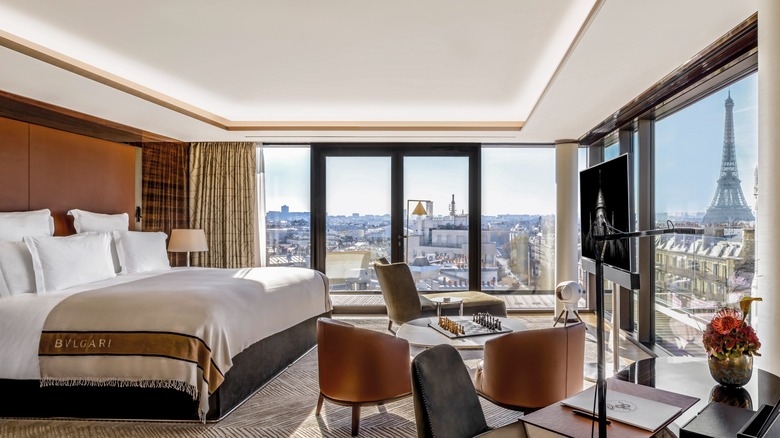 Vue sur la chambre surplombant la tour Eiffel à Bulgari Paris