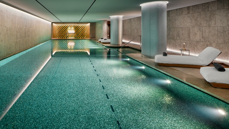 Vue de la piscine du spa à Bulgari Paris